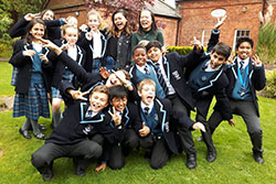 Groupe de collégiens en école privée