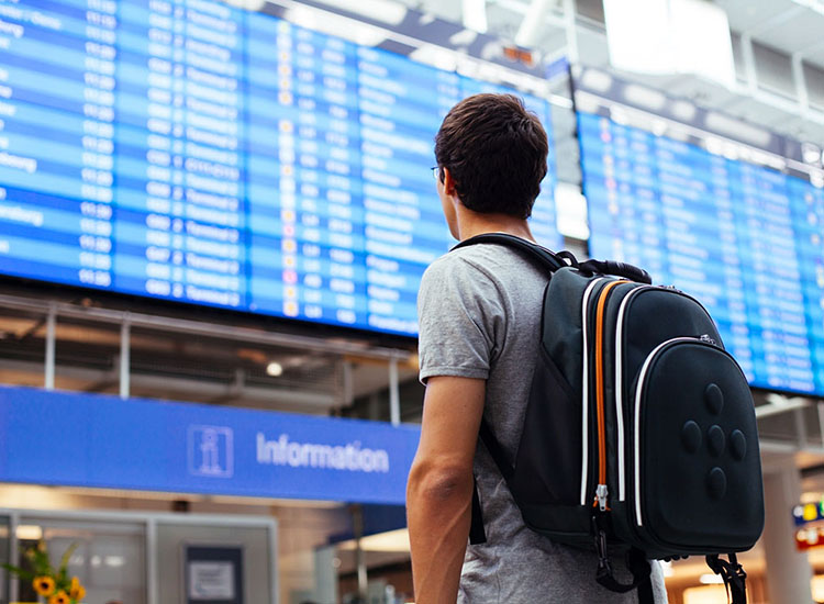 jeune voyageur à l'aéroport